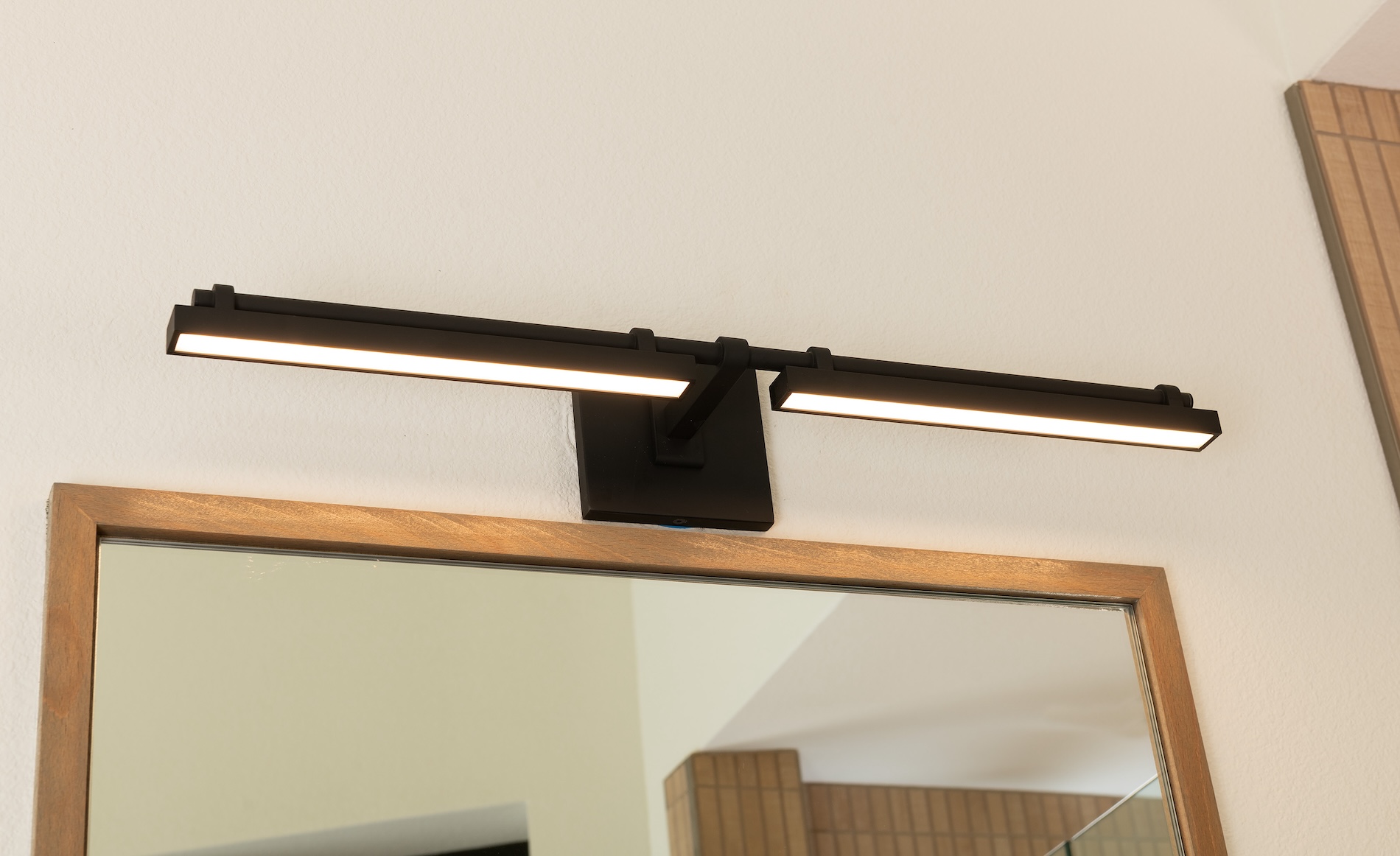 Primary Bathroom Design Over Mirror Lighting